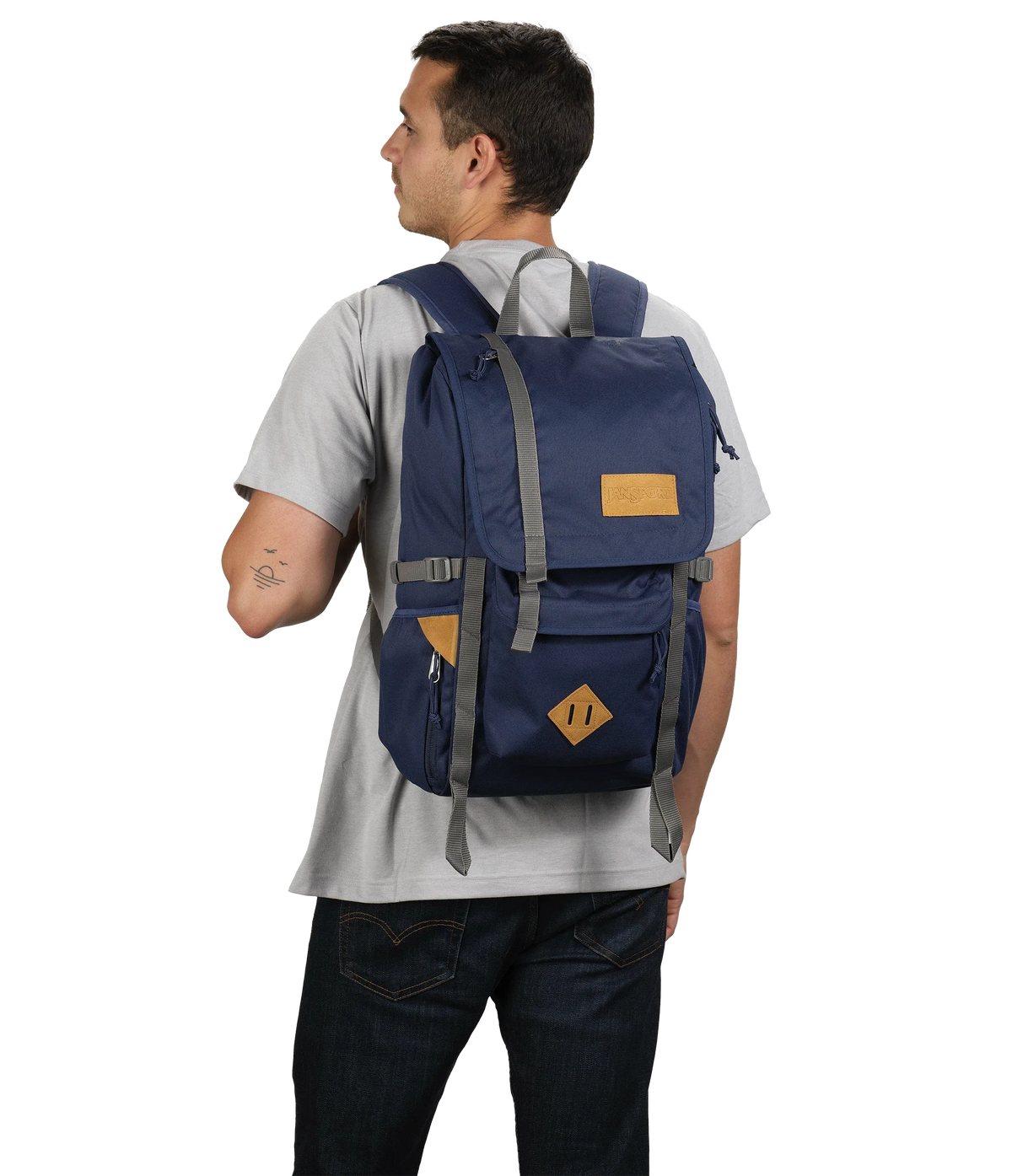 hatchet-backpack-n7 JS0A47J4003-MODEL.webp