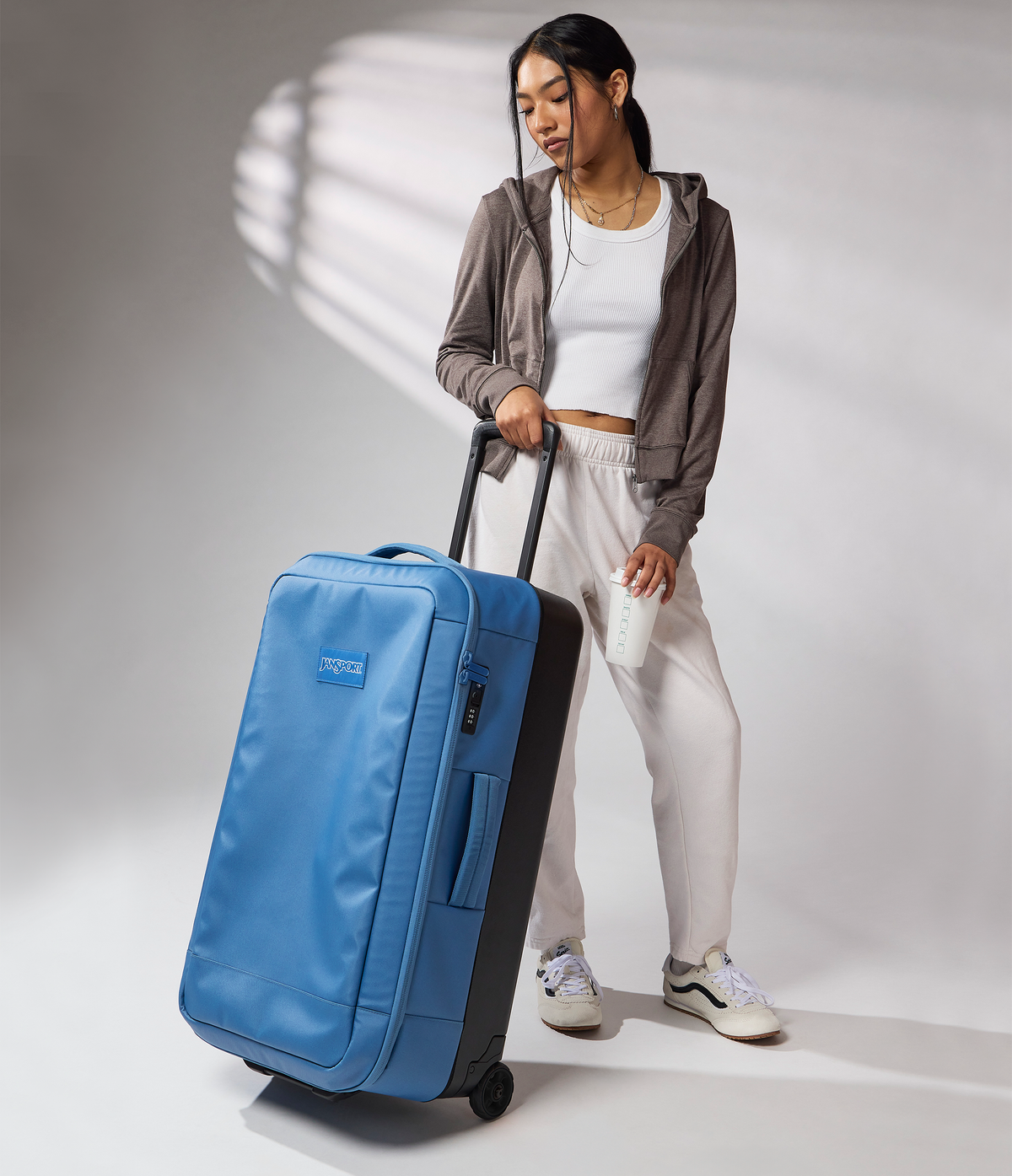 good-latitude-30-rolling-duffel-z0 JS0A86EOEW5-MODEL.png