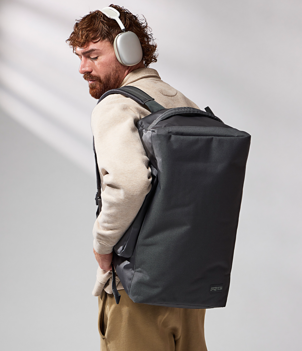 convertible-duffel-toiletry-bag-smokey-grit-set-w0 JS0A8E8EDMX-MODEL.png