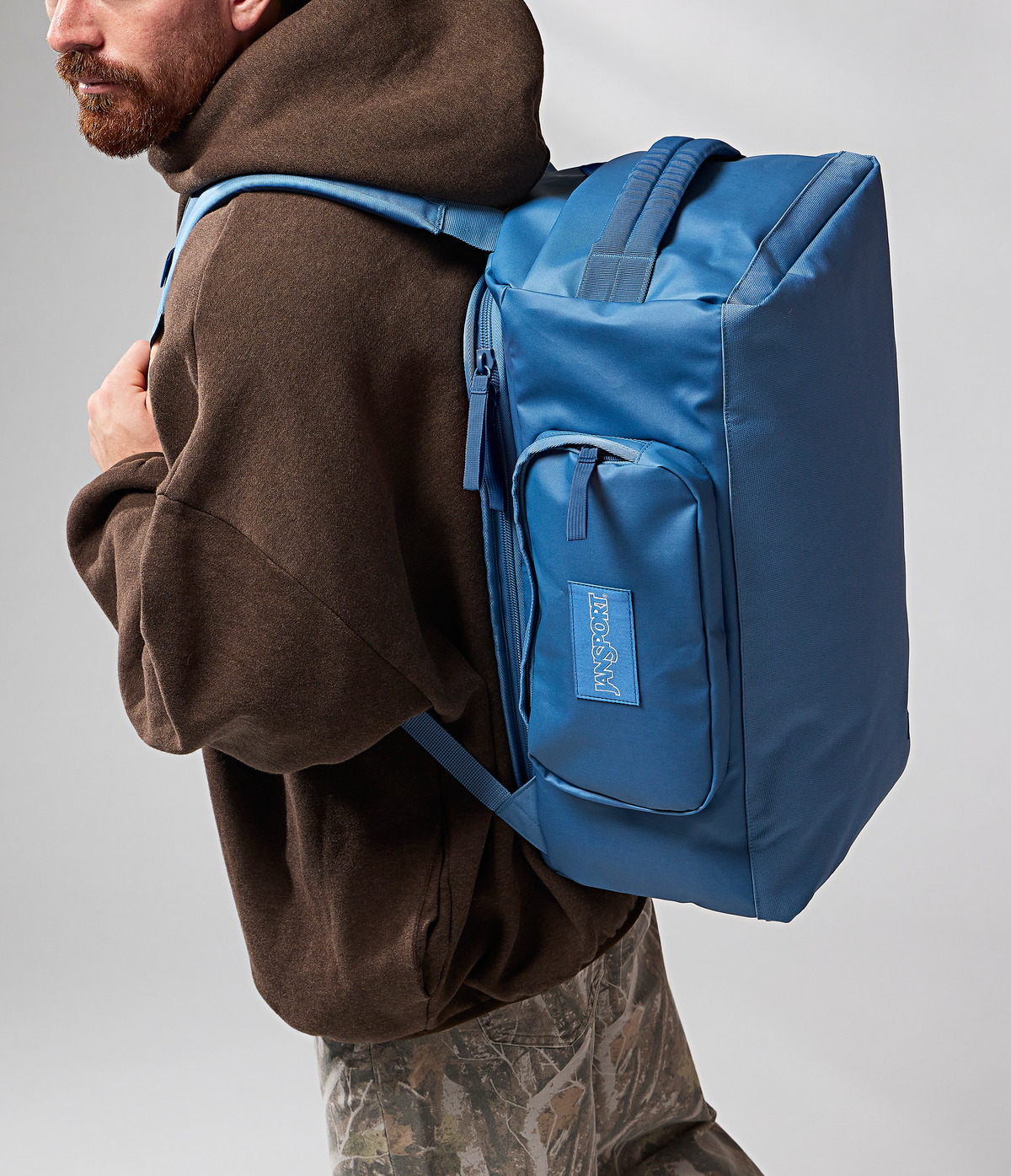 convertible-duffel-toiletry-bag-elemental-blue-set-a0 JS0A8E8EEW5-MODEL.png
